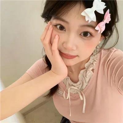 女生出拳